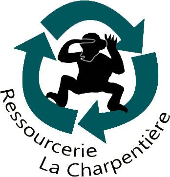 Logo de la charpentière avec un singe noir au centre et les trois flèches vertes placée autour du singe et juste ne dessous il y a le titre : Ressourcerie La charpentière
