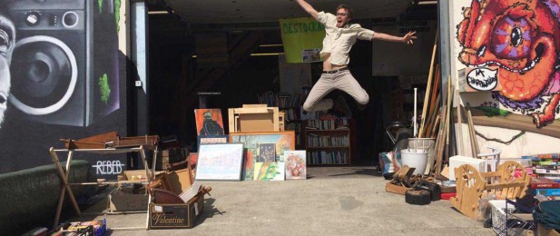 La joie d'un bénévole qui saute en l'air