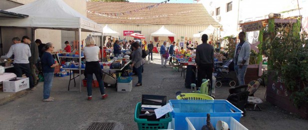 Brocante à la Charpentière sous un ciel bleu