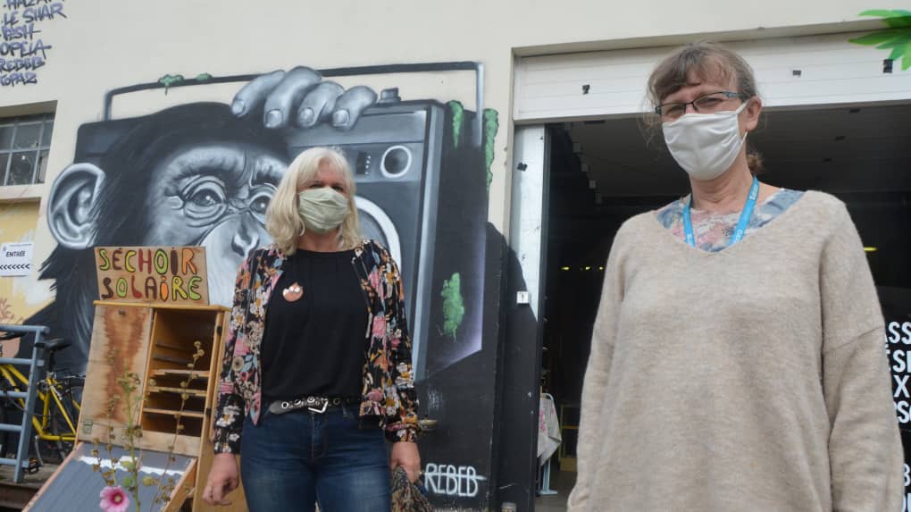 Sophie Robin et une bénévole posent devant La Charpentière